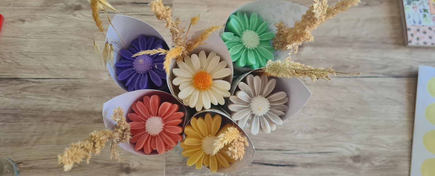 Cires colorées en fusion prêtes à couler, atelier Les Bougies D'em