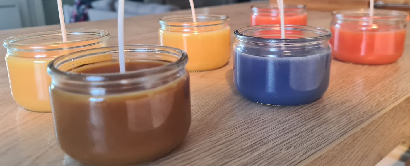 Cires colorées en fusion prêtes à couler, atelier Les Bougies D'em