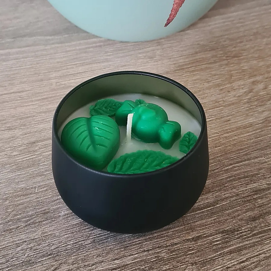 Bougie parfumée en forme de feuilles vertes