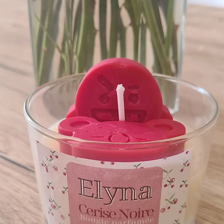 Bougie personnalisée Elyna, parfum cerise noire, étiquette complète visible