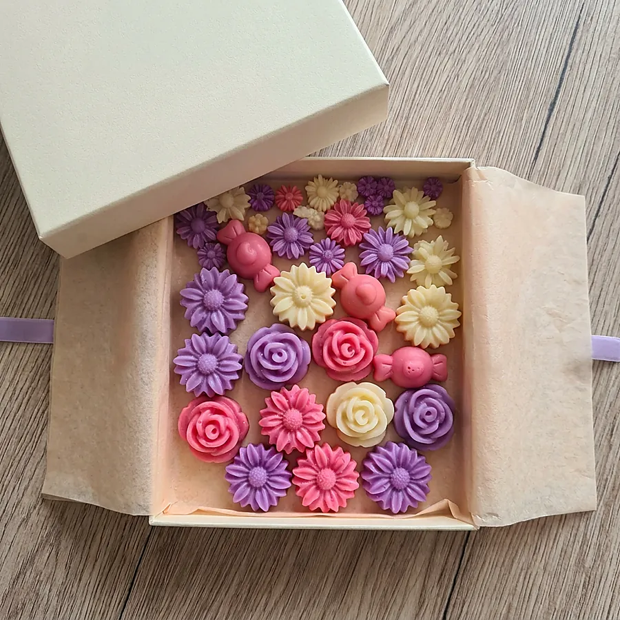 Fondants parfumés en forme de fleurs et de bonbons, teintes parme, rose et crème
